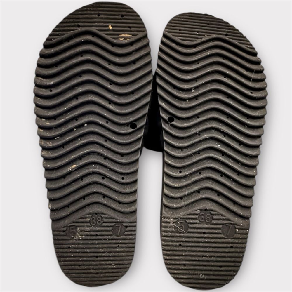 Forever 21 Black Quilted Sandals - Picture 4 of 4